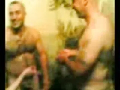 À l'aide d'une glissière video gay porno gratuit se termine dans son trou