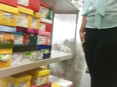 La secrétaire n'a pas hésité à laisser tomber ses seins et à s'abandonner à moi. video x gratuite gay