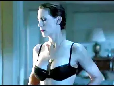 Elle a une position de missionnaire et éjacule copieusement sur vidéo gratuite x les doigts