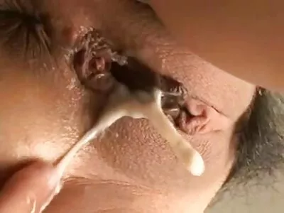 Une jeune fille tendue chevauche streaming xxx gratuit un gode après avoir rompu avec un ami