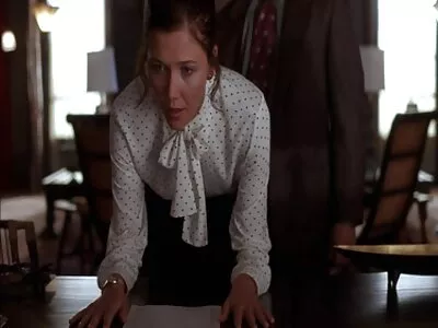 Infirmière plantureuse traite le patient streaming video x gratuit avec la chatte humide et les seins