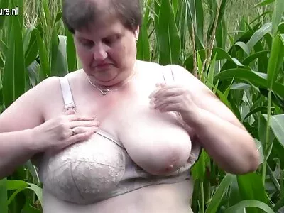 Trois filles en jeans mouillés s'amusent dans la videos porno amateur gratuites piscine