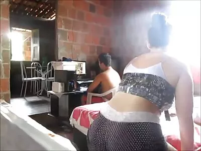 Un video x femme mure mec ordinaire embrasse une jeune fille et elle crie.