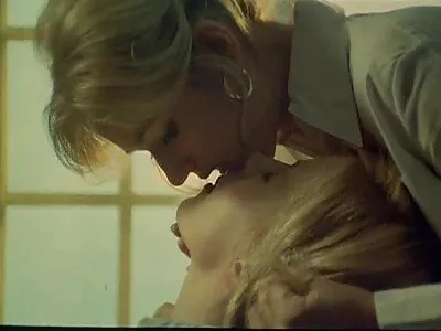 Le mari étire la chatte de Kenzie Reeves avec vidéo x français gratuit sa bite de 30 cm