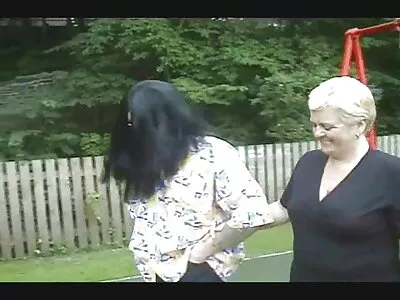 Nastia lui x videos en ligne demande de la laisser se promener avec ses amis en échange de relations sexuelles