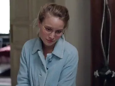 Une camarade de classe joue avec ma video x gratuit bite après sa leçon en ligne. Elle a beaucoup de sperme sur ses beaux seins.