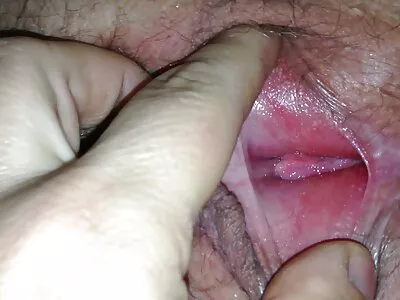 Elle gémit doucement alors que je la brûle sans pitié video x grat