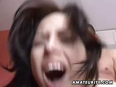 Jolie fille russe vérifie sa film porno amateur chatte pour la force à l'aide d'une machine à sexe