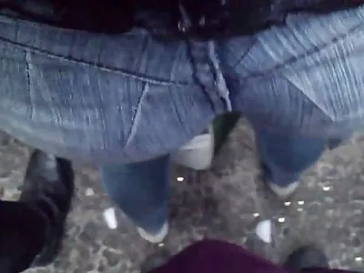 Soutien-gorge rose bloquant la video porno xx gratuit poitrine féminine, qui touche entre les seins