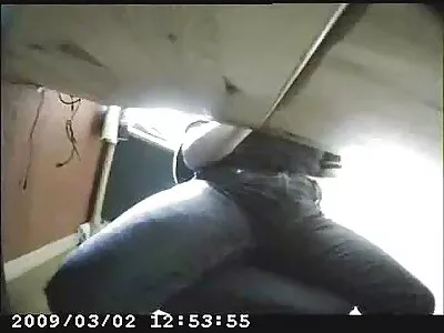 Une jolie blonde s'assoit seule avec son cul, film video porno francais puis la lèche après une sodomie