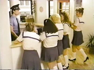 une fille de 18 ans montre video de film x gratuit sa chatte dans le magasin, soulevant ses vêtements