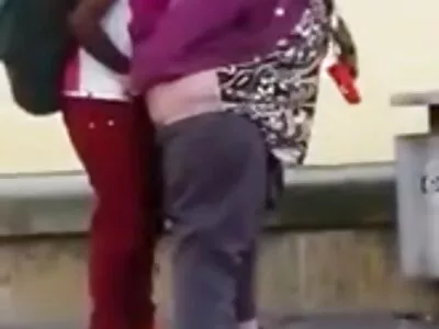 Beaux cheveux bouclés utilisés film porno gratuit vidéo comme poupée sexuelle