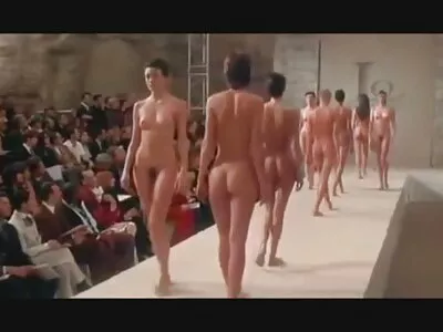 Le pénis flasque du mari ne peut pas supporter les trous film x gratuit vidéo de sa copine