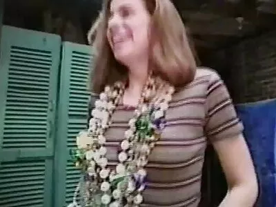 Une fille video x gratuite free en bikini baise dans une chambre d'hôtel avec un gros bisou.