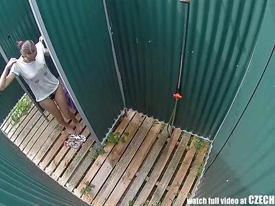 Masha a video xxx gratuites couru vers l'entrée.