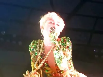 Sexe video x grat anal avec une femme plantureuse