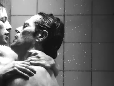 Un vieux con à la retraite se permet de flirter avec une jeune video de film pornographique salope transgenre